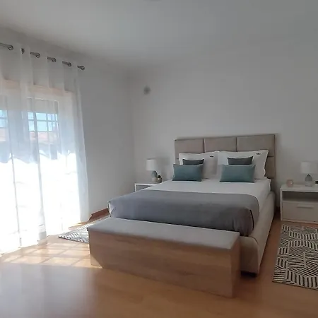 Bright And Spacious With Patio And Bbq