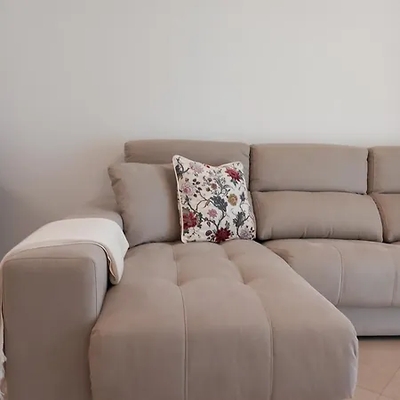 Bright And Spacious With Patio And Bbq